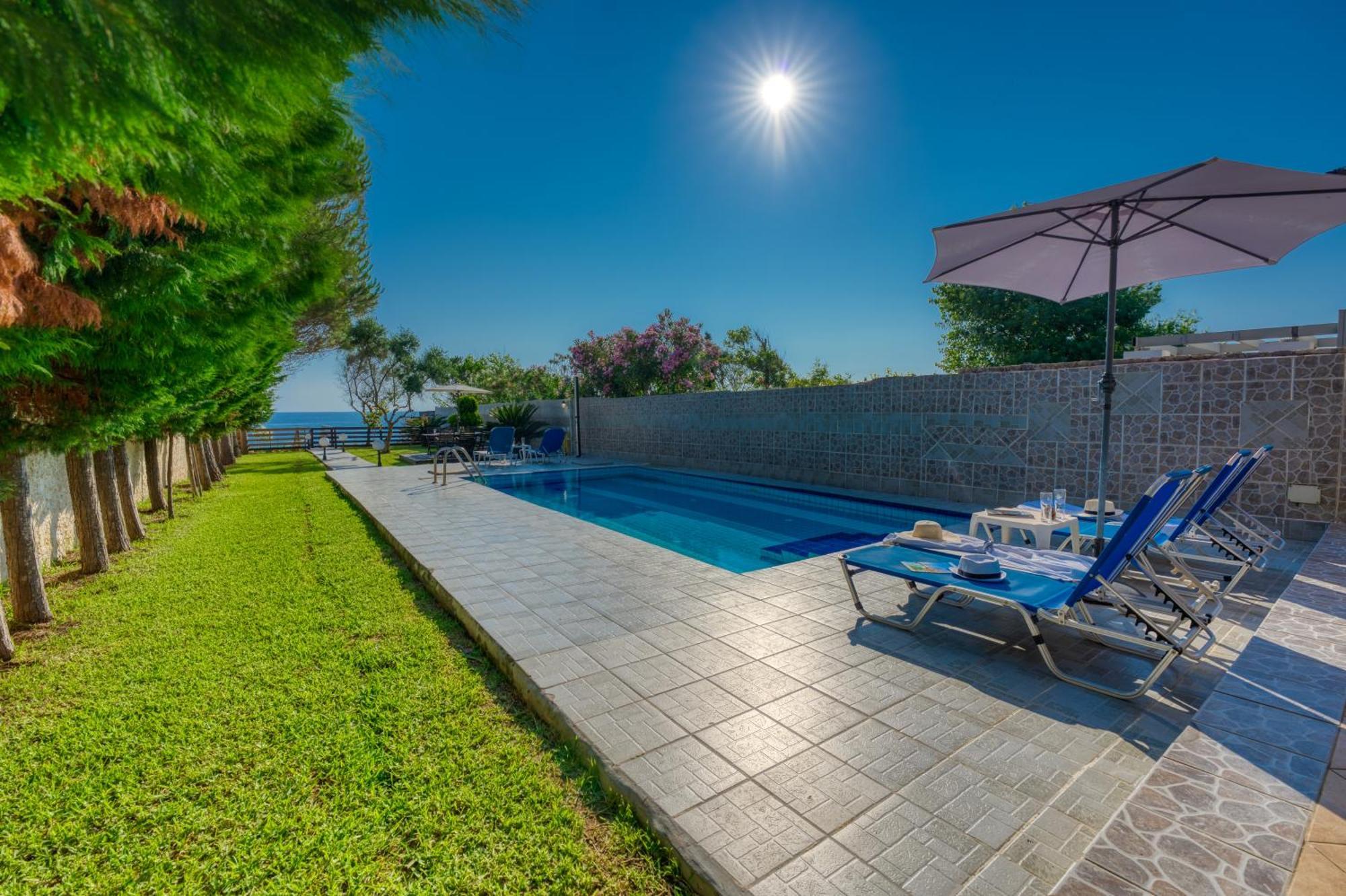Villa Angela Ágios Matthaíos Екстериор снимка